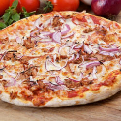 tonno-e-cipolla olasz vékony tésztás pizza