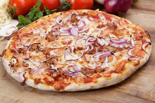 tonno-e-cipolla olasz vékony tésztás pizza